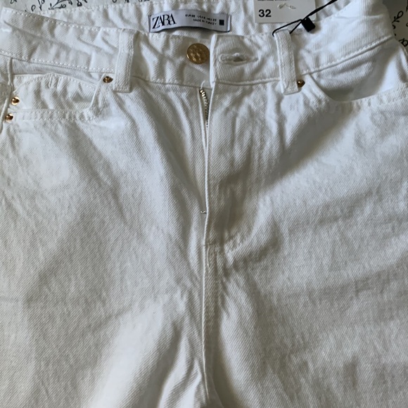 High-waisted jeans with five pockets and straight legs. Washed effect. - Picture 1 of 14